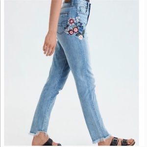 American Eagle Mom Jeans Floral Embroidery Short 0